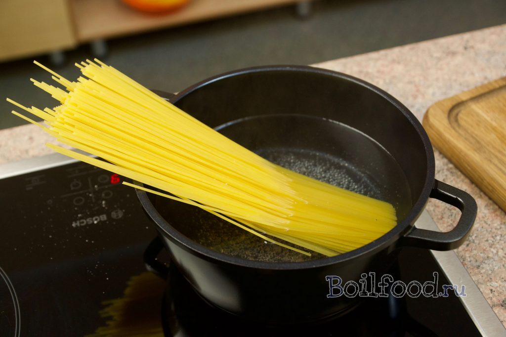Как варить длинные макароны. Макароны в кастрюле. Варка спагетти в кастрюле. Обычные макароны в кастрюле. Как правильно сварить спагетти в кастрюле.