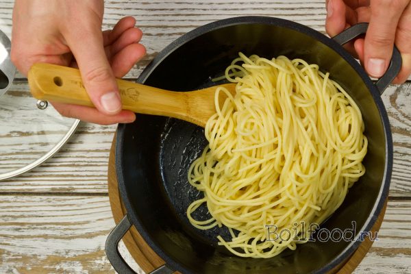 спагетти с маслом в кастрюле