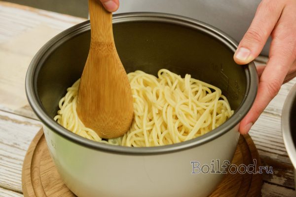 перемешиваем спагетти